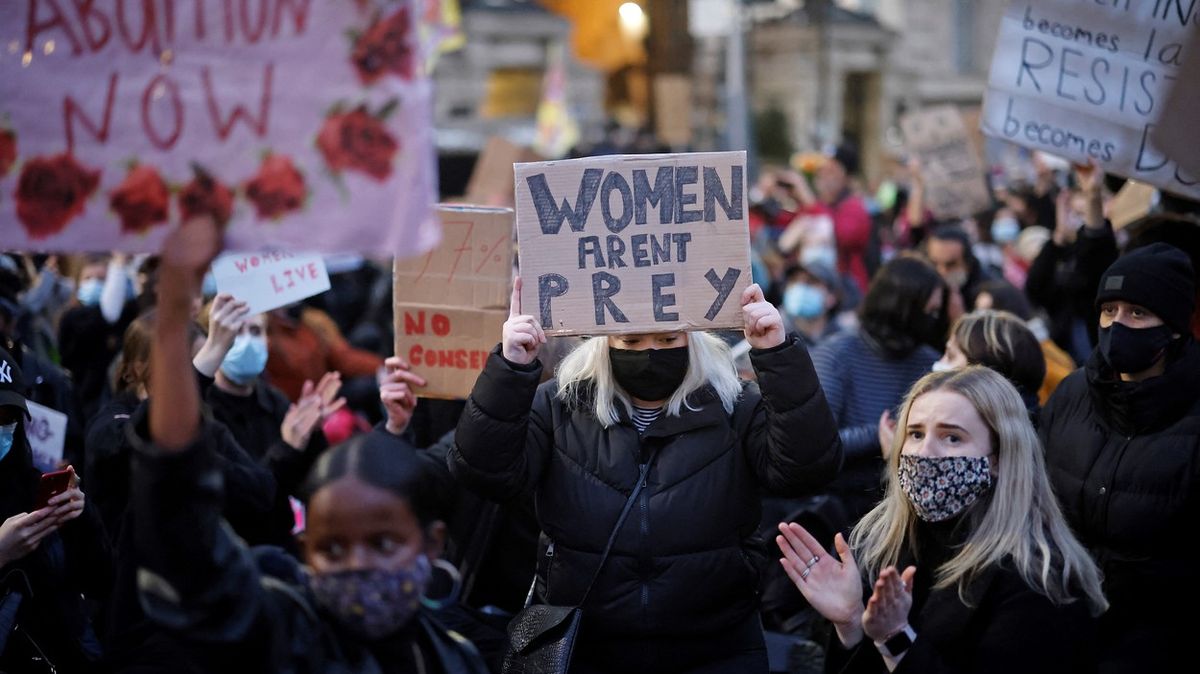Přes 150 žen obvinilo britské policisty ze sexuálního a domácího násilí